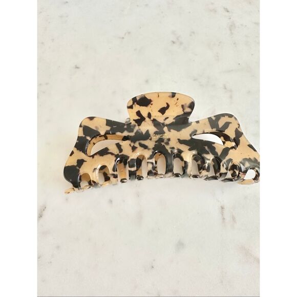 Tan and black tortoiseshell elegant hair claw - Picture 1 of 7